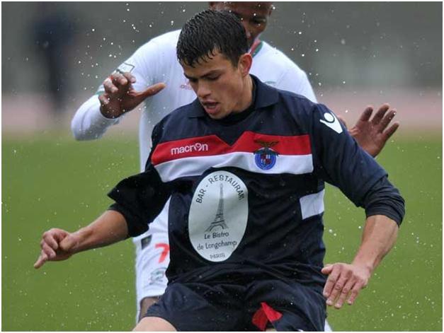 Renan defendendo as cores do Aguiar da Beiras. Começo na quarta divisão rumo à Segunda Liga. (Foto: Facebook Renan Soares)