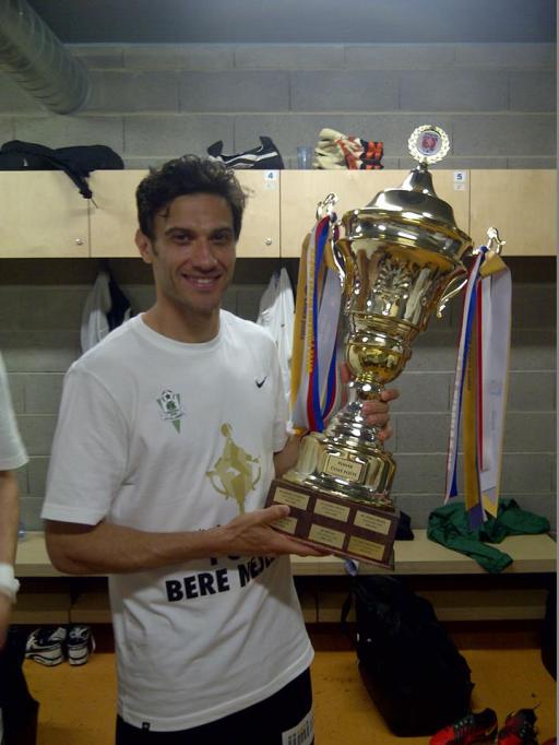 O meio-campo e a taça de campeão da Copa da República Tcheca 2012/13. (Foto: Facebook Daniel Rossi Silva)