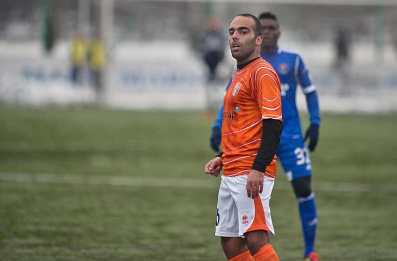 Mandinho com a camisa do Banga, seu último clube antes de chegar a Malta.