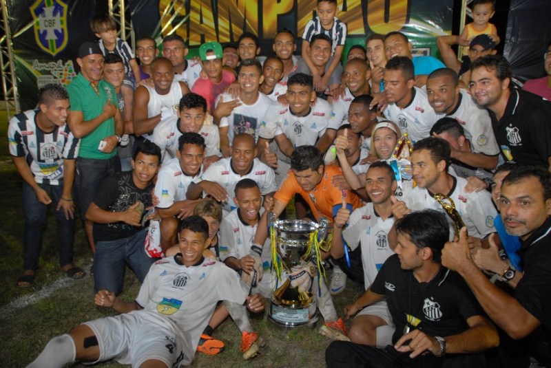 Comemoração dos jogadores do Peixe da Amazônia (Foto: Gabriel Penha - Globo Esporte / AP)