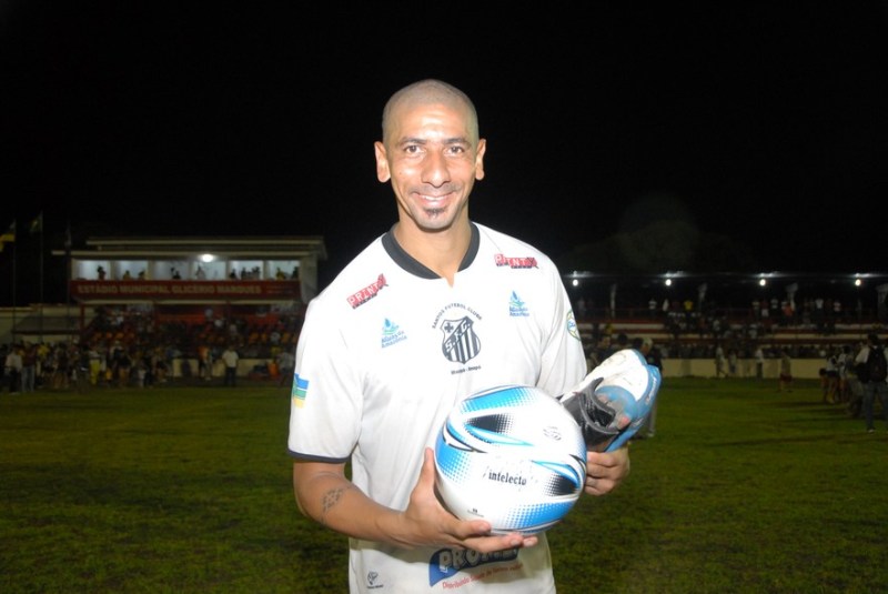 Depois de fazer sucesso pelo Náutico, o atacane rodou o Brasil até se tornar o craque do Santos amapaense. (Foto: Gabriel Penha - Globo Esporte / AP)
