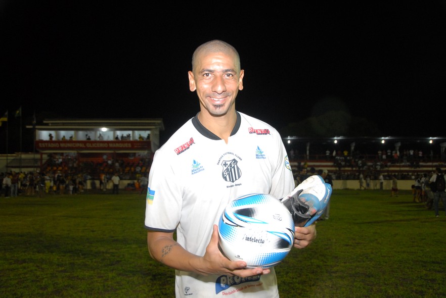 Depois de fazer sucesso pelo Náutico, o atacane rodou o Brasil até se tornar o craque do Santos amapaense. (Foto: Gabriel Penha - Globo Esporte / AP)
