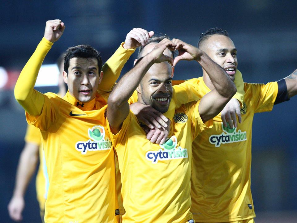 O AEL Limassol de Luciano Bebê (centro) é o atual líder da liga cipriota com 33 pontos. (Foto: Facebook AEL)