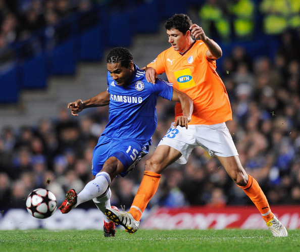 Em Stamford Bridge, o português Hélio Pinto, então APOEL, disputou bola com o francês Malouda, então Chelsea. (Foto: Zimbio)