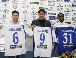 Jardel sendo apresentado, com a camisa 9. (Foto: DesPortugal)