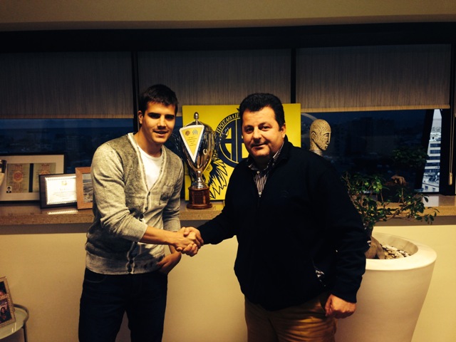 Apresentação oficial de Kaludjerovic como novo jogador do AEL Limassol. (Fonte: AEL)