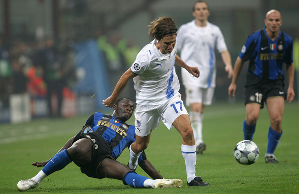 Sávio disputando a bola com Muntari em pleno Giuseppe Meazza na partida entre Internazionale e Anorthosis.