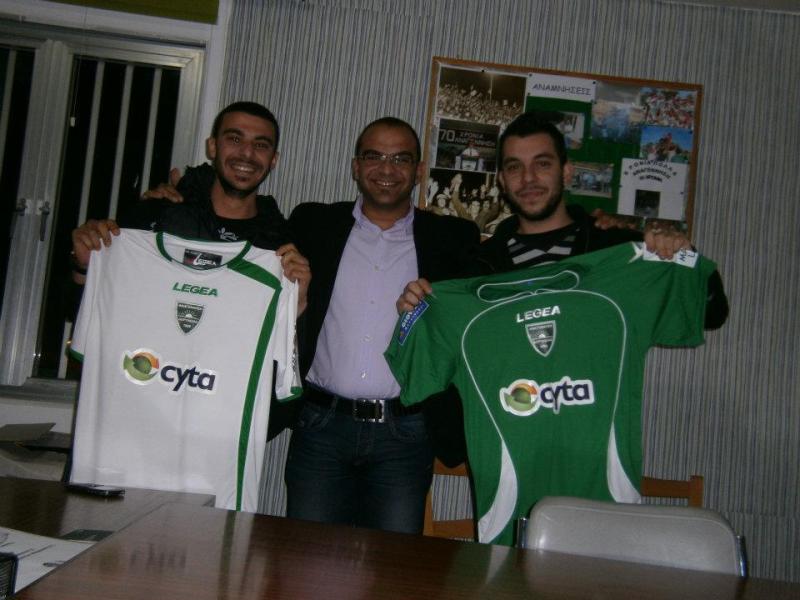 Andreas Paul (à direita) segurando a camisa do Anagennisis.