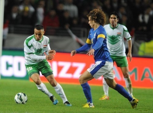 David Luiz marcando Rashid, em amistoso realizado em 2012.