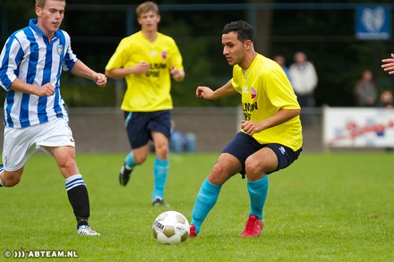 Osama com camisa do Alphense Boys. (Foto: Abteam.nl)