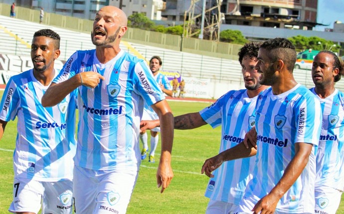 Em resposta as vaias, Léo Maringá desabafou. (Foto: Robson Vilela/Londrina EC)