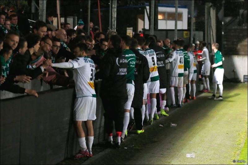 Jogadores e torcedores do Cercle se consolam após a confirmação do rebixamento. (Foto: Facebook/Cercle Brugge)