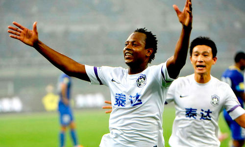 Andrezinho, ex-Inter e Botafogo, com a camisa do Tianjin Teda.