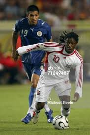 Uma das poucas imagens da atuação de Russel Latapy, contra o Paraguai. (Getty Images)