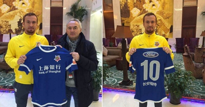 Zé Eduardo com a camisa do Shenxin.