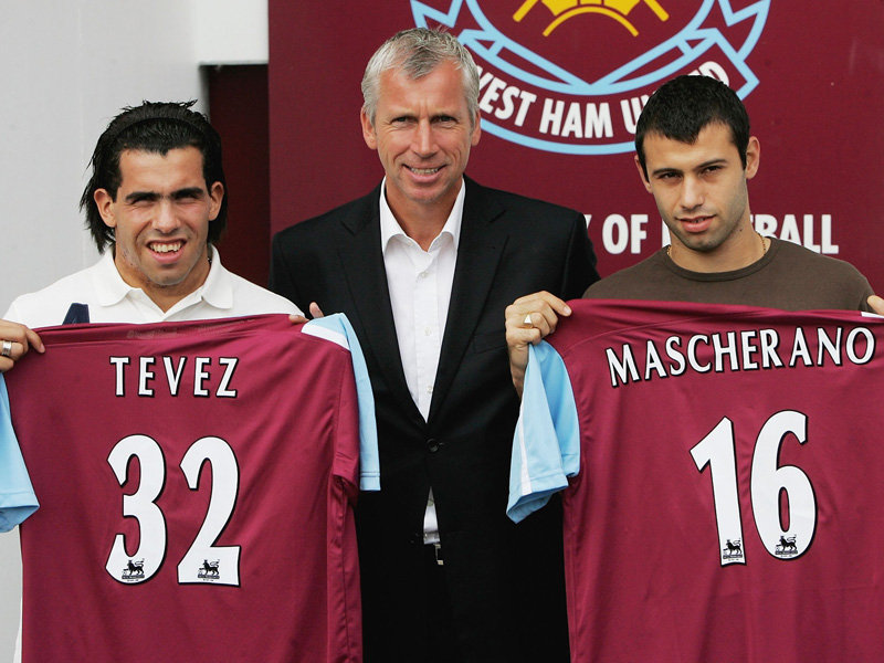 Depois de jogarem no Corinthians, o West Ham surpreendeu e anunciou Tevez e Mascherano.