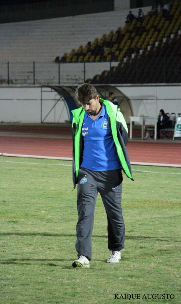 Cabisbaixo, pensativo! Foi assim que Tcheco, ainda "em campo" foi para o vestiário no fim do primeiro tempo. (Foto: Kaique Augusto)