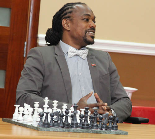 Sancho trocou a camisa, o calção e a chuteira, pelo terno, gravata e sapato. (Foto: Courtesy SPORTT)