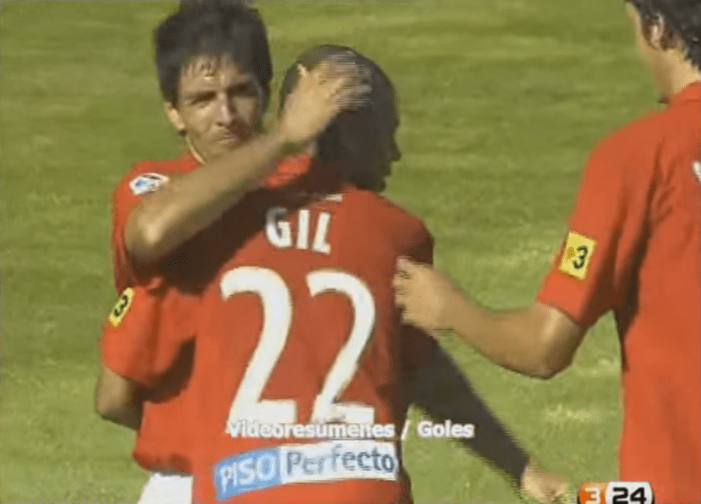 Como são poucas fotos, vale "printar" comemoração de gol (Reprodução)