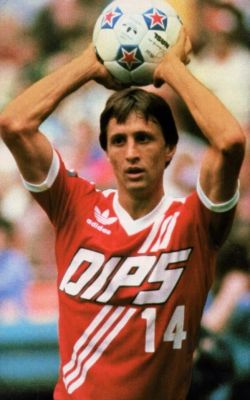 O vermelho e branco deve ter ajudado Cruyff em sua passagem pelo Diplomatics