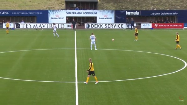 Sem recursos gráficos, mas com uma boa visão do sensacional banco de reservas (Foto: Reprodução/Youtube)