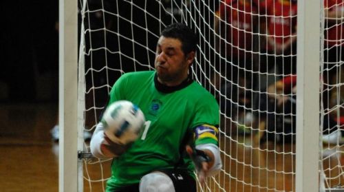 Angelo com a camisa dos Futsalroos (Foto: Divulgação/Canberra Times)