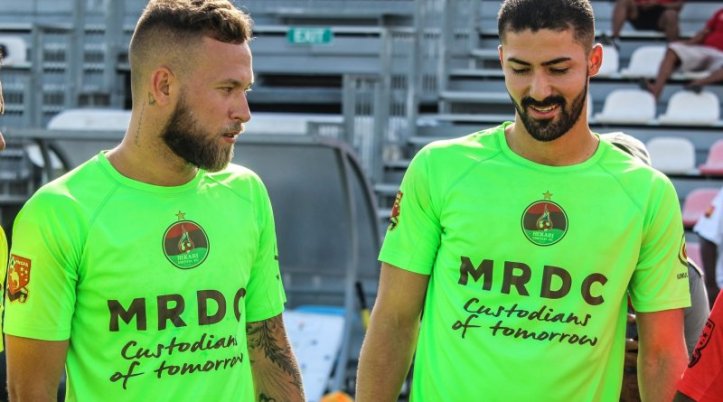 Vinicius (Alemão) e Erick, os brasileiros fizeram os gols da equipe no vídeo abaixo